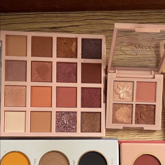 Eyeshadow Palettes bundle - Picture 4 of 7